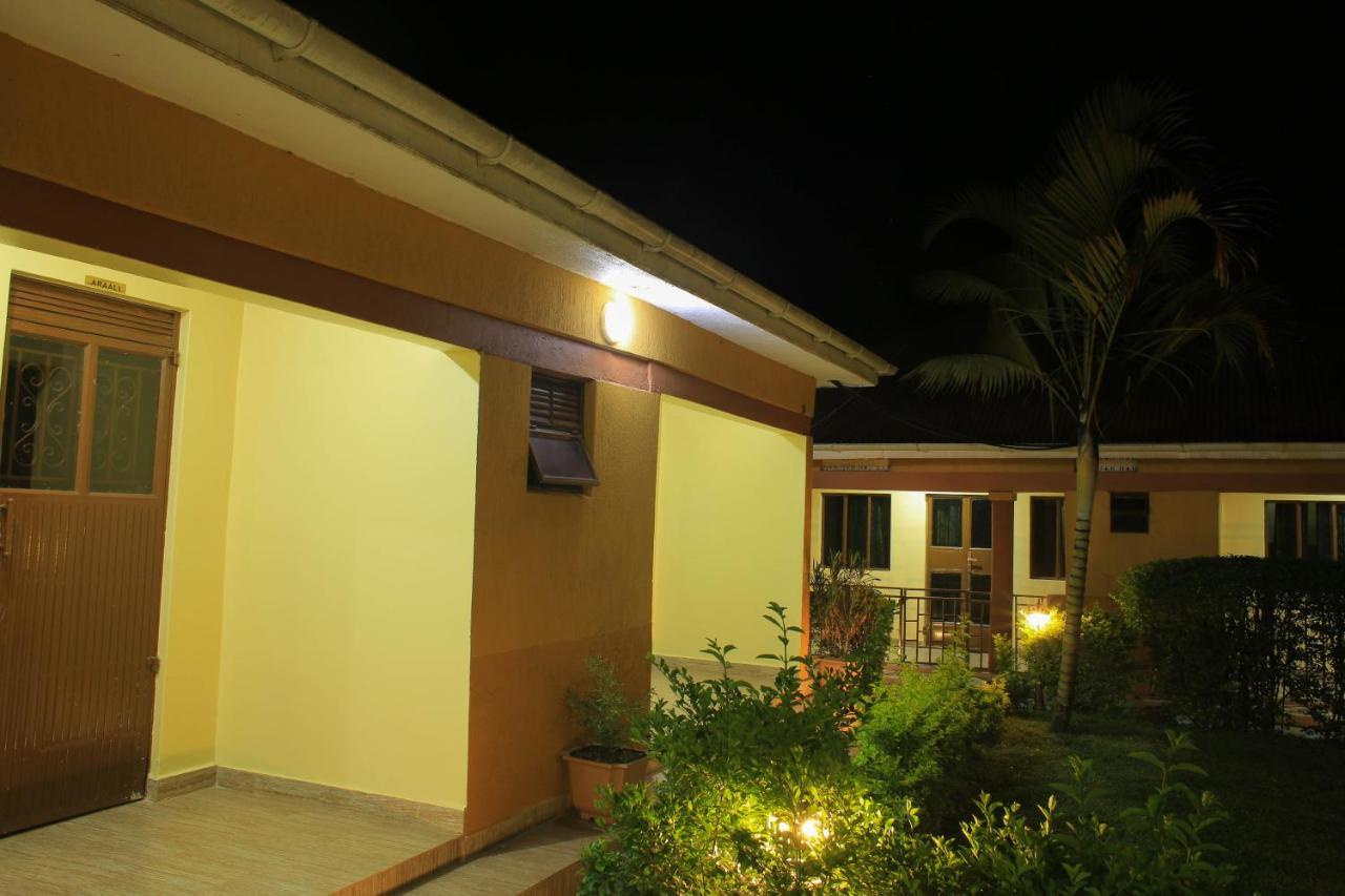 Palm Star Motel Fort Portal Exterior foto